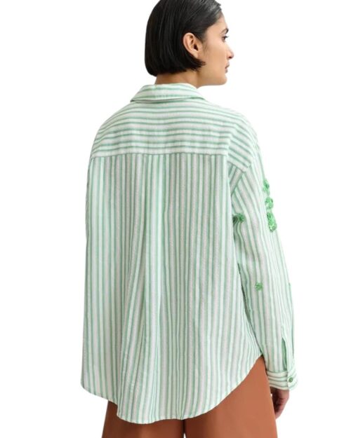 camicia dettagli floreali
